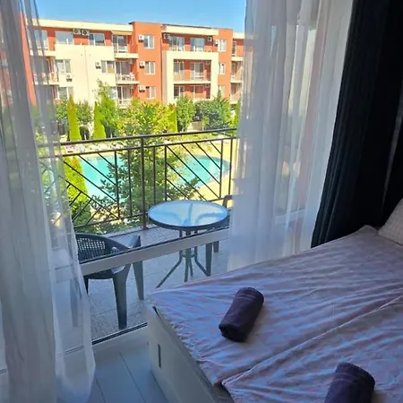 Boutique Modern Studio, Free Parking, Wi-fi, Tv, Pool View, Garden, Quiet, Security, 15 Min Walk To The Sea 아파트 써니비치