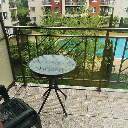 Boutique Modern Studio, Free Parking, Wi-fi, Tv, Pool View, Garden, Quiet, Security, 15 Min Walk To The Sea 아파트 써니비치