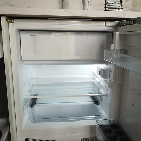 Boutique Modern Studio, Free Parking, Wi-fi, Tv, Pool View, Garden, Quiet, Security, 15 Min Walk To The Sea 써니비치