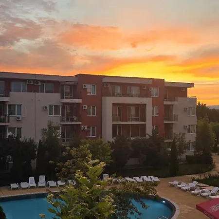 Boutique Modern Studio, Free Parking, Wi-fi, Tv, Pool View, Garden, Quiet, Security, 15 Min Walk To The Sea 아파트 *